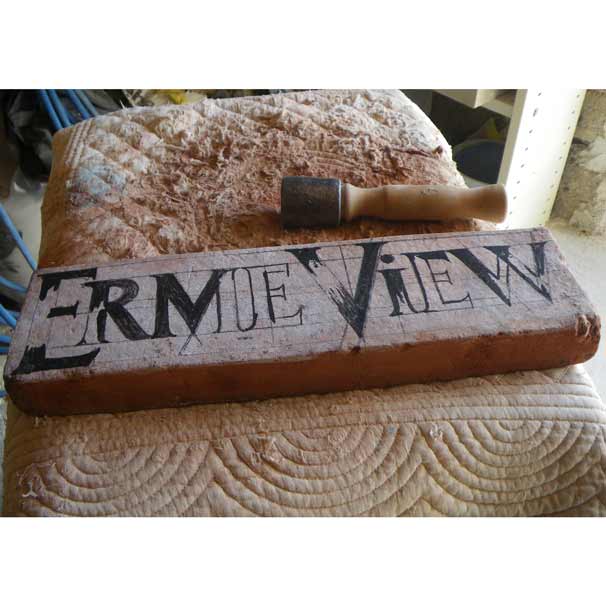 Plaque pour maison en cours de création. Parcours : création de plaques et enseignes sur commande. Travail en cours à l'atelier de Rabastens, proche de Toulouse.