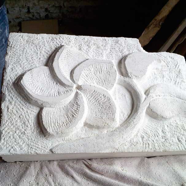 Cours, stage, stages, formation, formations, convivial, sculpture sur pierre, taille de pierre, proche de Toulouse et Albi, à l'atelier de Marlie Kentish Barnes à Rabastens, pour adultes et enfants, activités pour touriste touristes tourisme, vacances, anniversaires insolites.  Créer une oeuvre d'art sur-mesure et unique avec vos propres mains. Apprendre technique techniques et savoir faire savoir-faire, midi-pyrenées