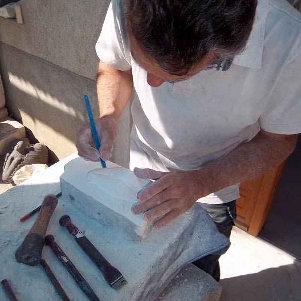 Cours, stage, stages, formation, formations, convivial, sculpture sur pierre, taille de pierre, proche de Toulouse et Albi, à l'atelier de Marlie Kentish Barnes à Rabastens, pour adultes et enfants, activités pour touriste touristes tourisme, vacances, anniversaires insolites.  Créer une oeuvre d'art sur-mesure et unique avec vos propres mains. Apprendre technique techniques et savoir faire savoir-faire. Sorties culturelles, expo, expositions, rencontres., midi-pyrenées