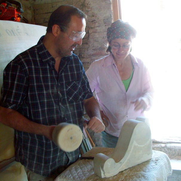 Cours, stage, stages, formation, formations, convivial, sculpture sur pierre, taille de pierre, proche de Toulouse et Albi, à l'atelier de Marlie Kentish Barnes à Rabastens, pour adultes et enfants, activités pour touriste touristes tourisme, vacances, anniversaires insolites.  Créer une oeuvre d'art sur-mesure et unique avec vos propres mains. Apprendre technique techniques et savoir faire savoir-faire, midi-pyrenées